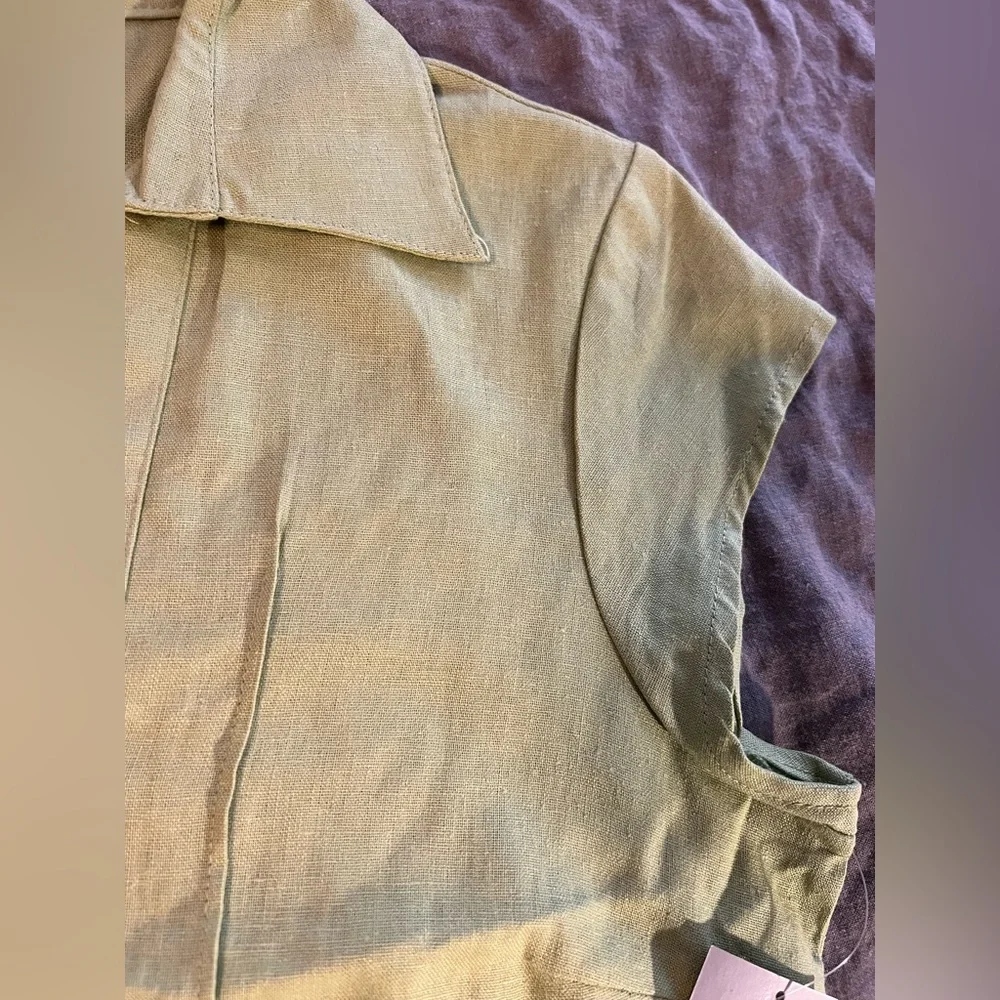 Buttons — Vintage Linen Blend Cap Sleeve Top - Picture 5 of 6